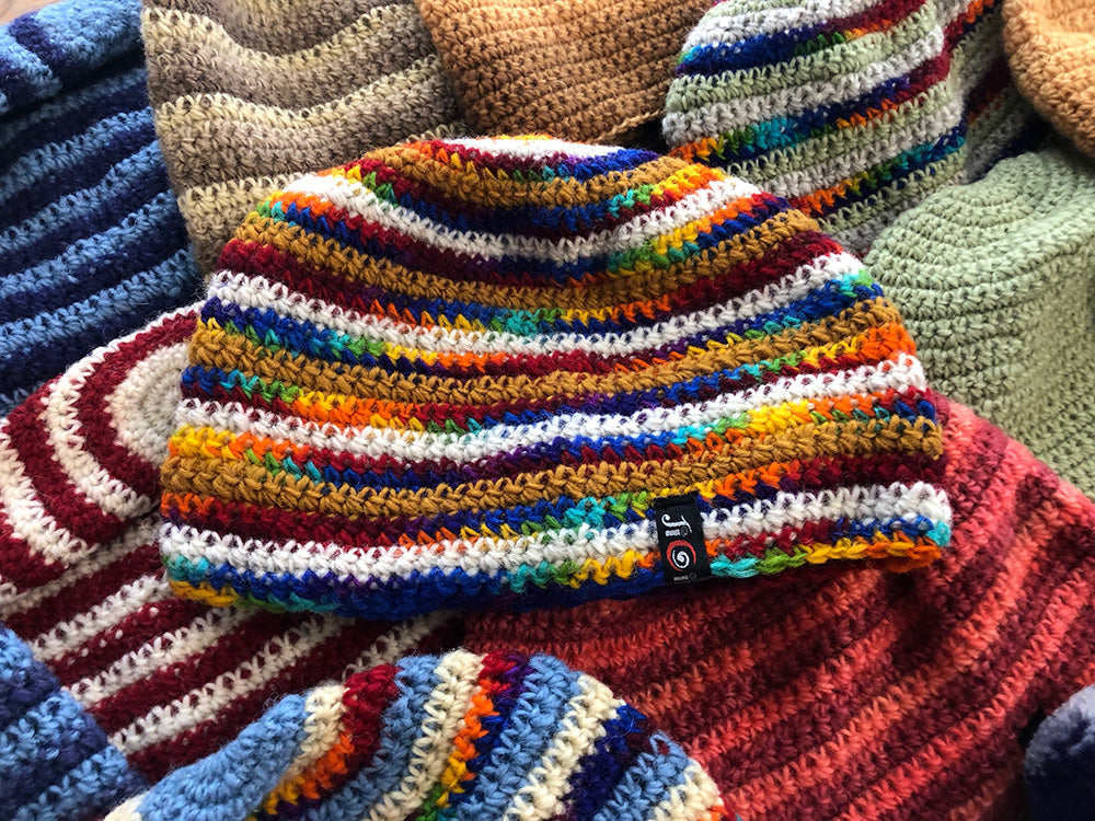 Warme Mützen, Stirnbänder, Handschuhe und Socken sind heute aus Nepal eingetroffen!