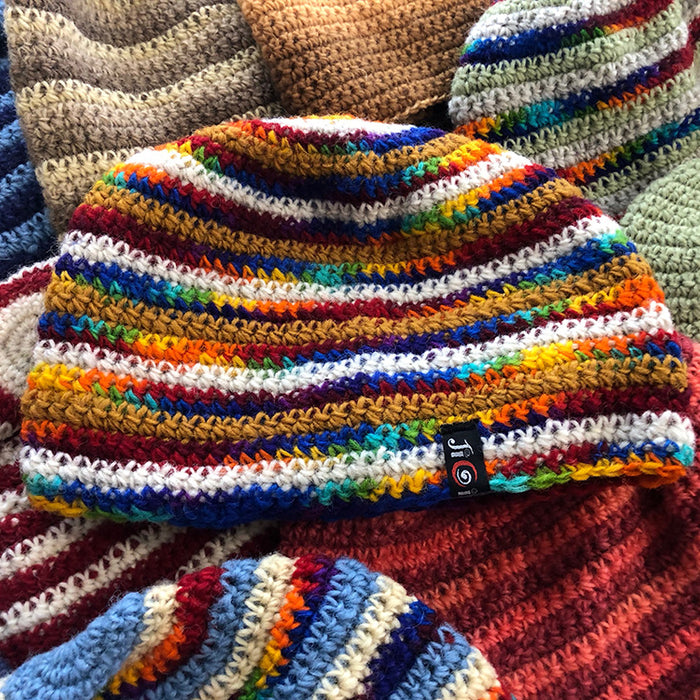 Warme Mützen, Stirnbänder, Handschuhe und Socken sind heute aus Nepal eingetroffen!